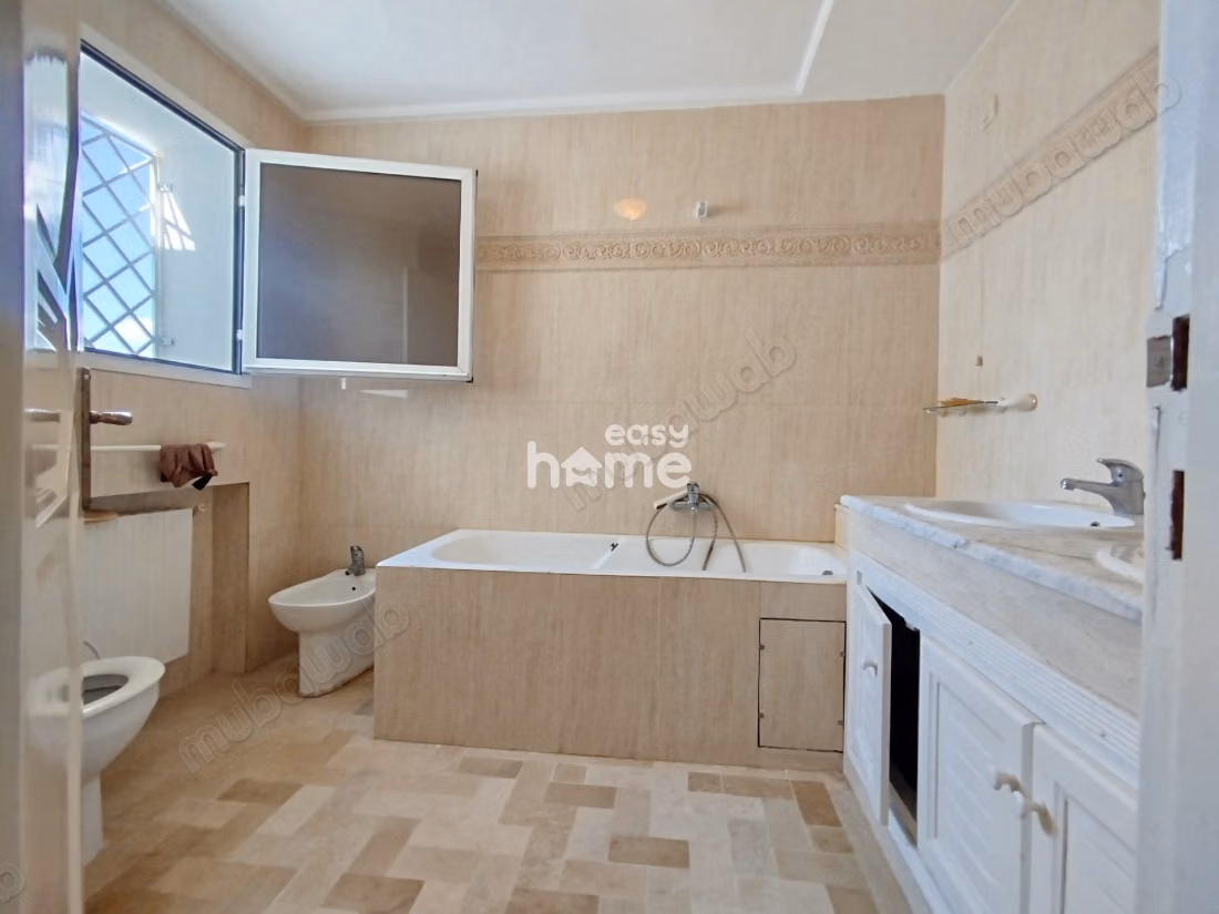 Villa meublée de 250m² sur un terrain de 598m²