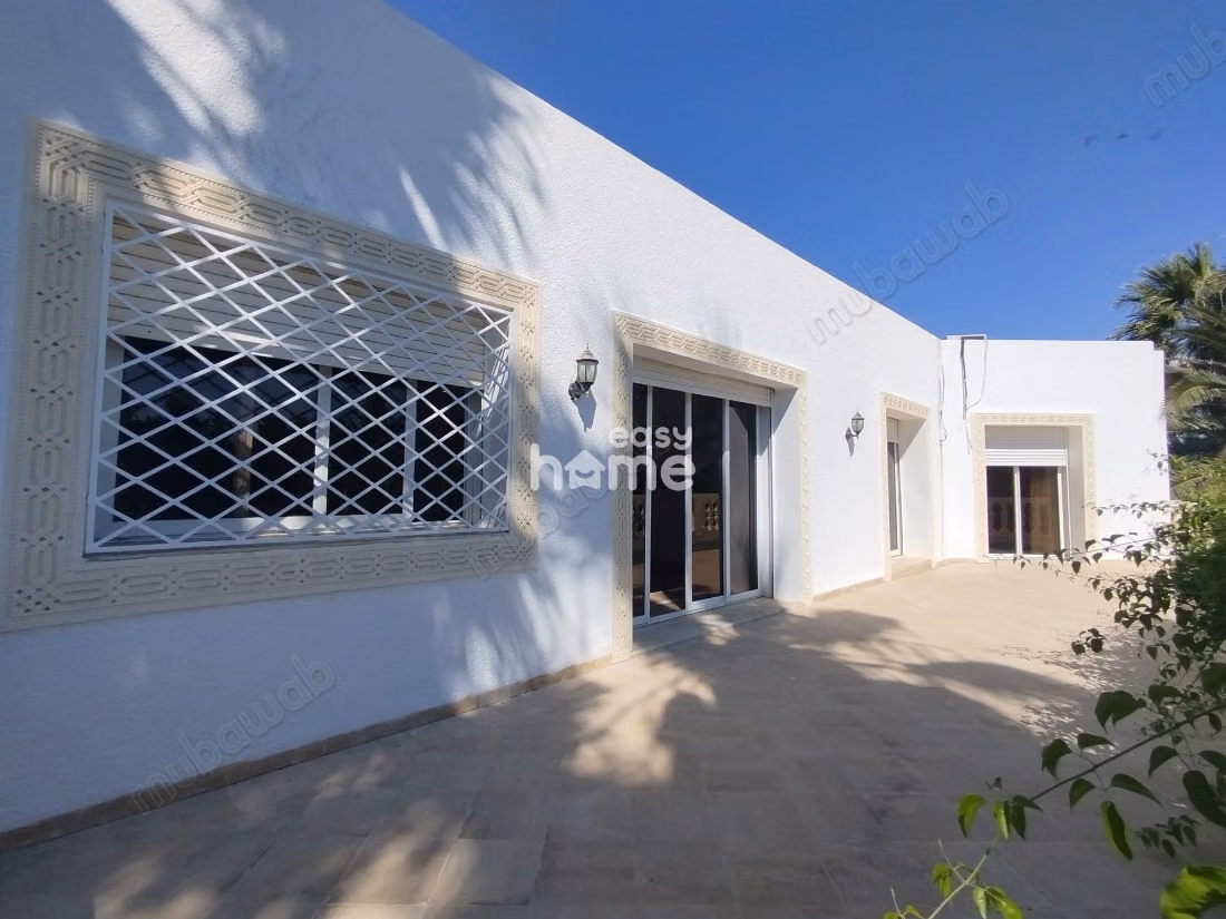 Villa meublée de 250m² sur un terrain de 598m²