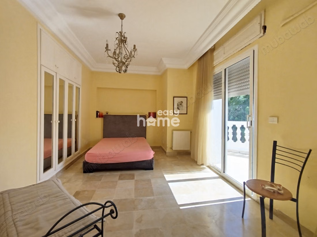 Villa meublée de 250m² sur un terrain de 598m²