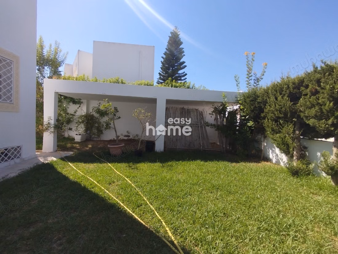 Villa meublée de 250m² sur un terrain de 598m²