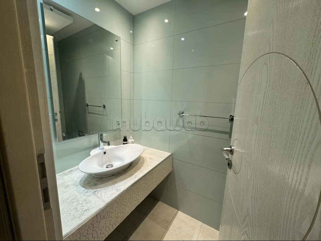 Rent an apartment in Les Berges Du Lac 2.2 beautiful rooms. Ample storage space