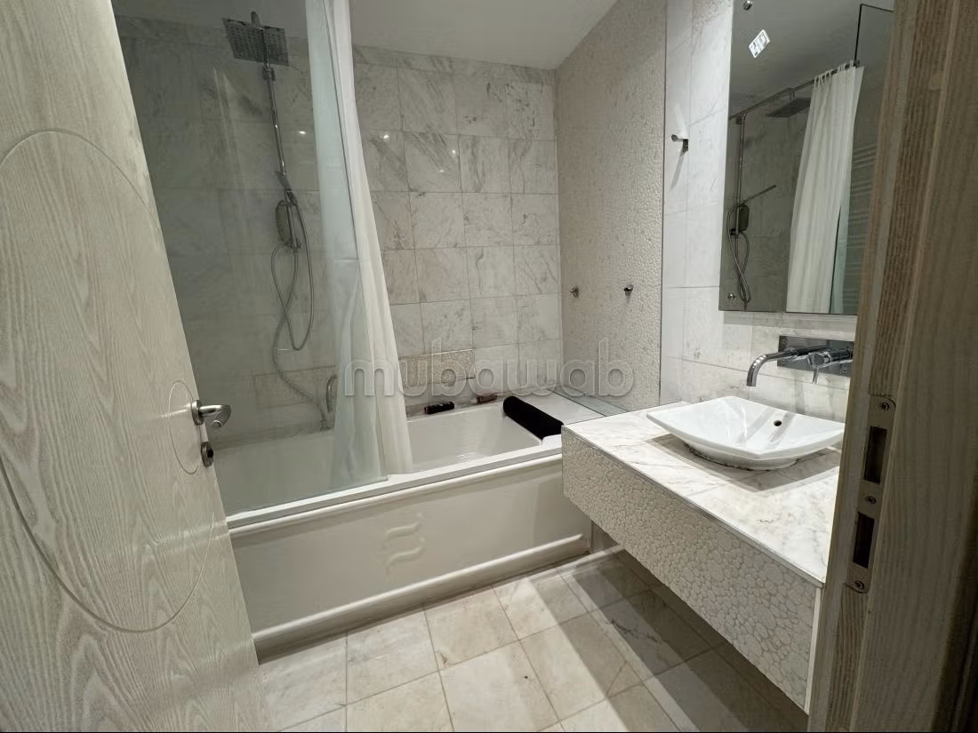 Rent an apartment in Les Berges Du Lac 2.2 beautiful rooms. Ample storage space