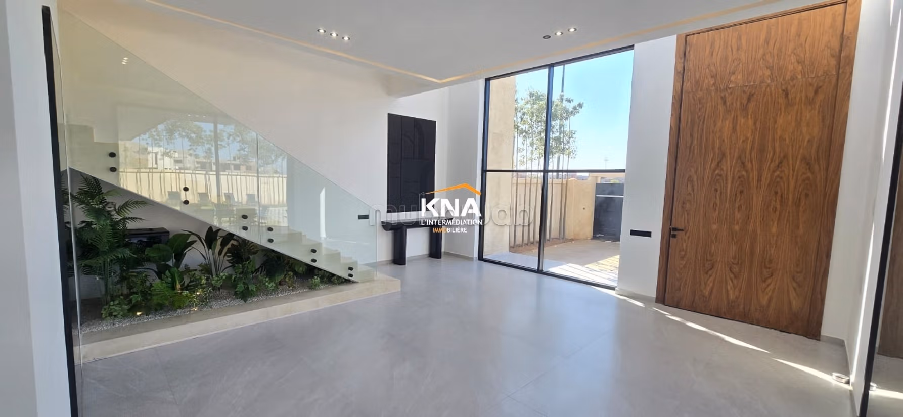 Beautiful contemporary villa brand new with high-end materials