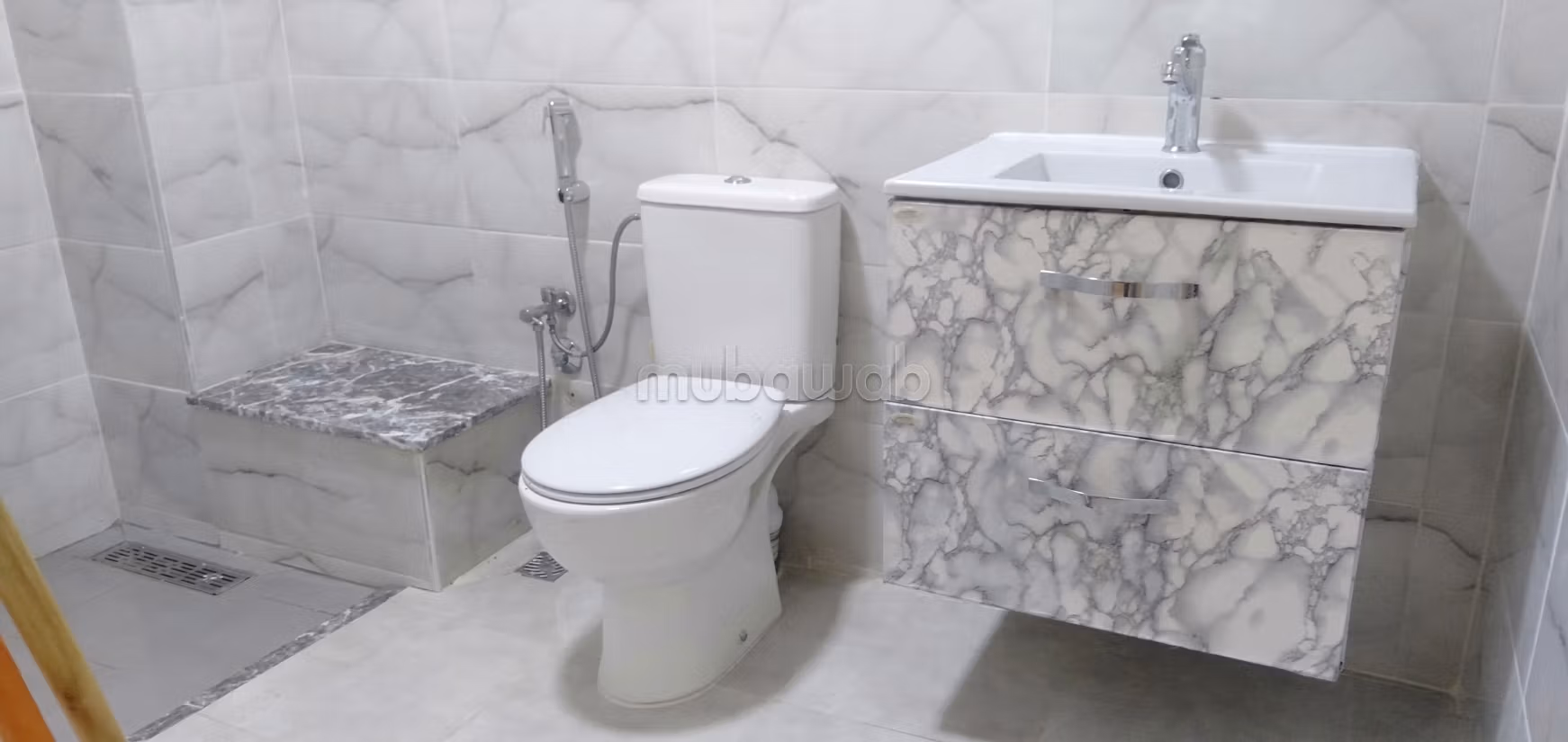 Apartment for sale in Hay Hassani. 6 large living areas. Equipped kitchen