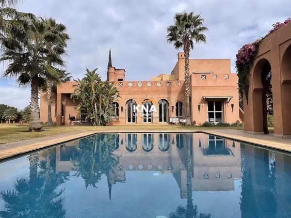 Zeer mooie villa gelegen in een beveiligde residentie van tien villa's