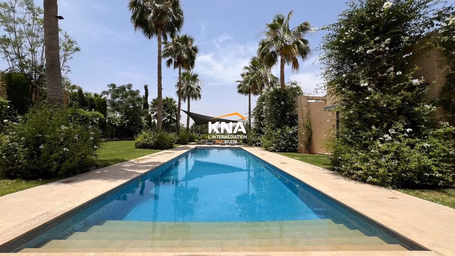 Very Beautiful Single-Storey Villa Located in Front of a Golf Course Within a Secure Complex