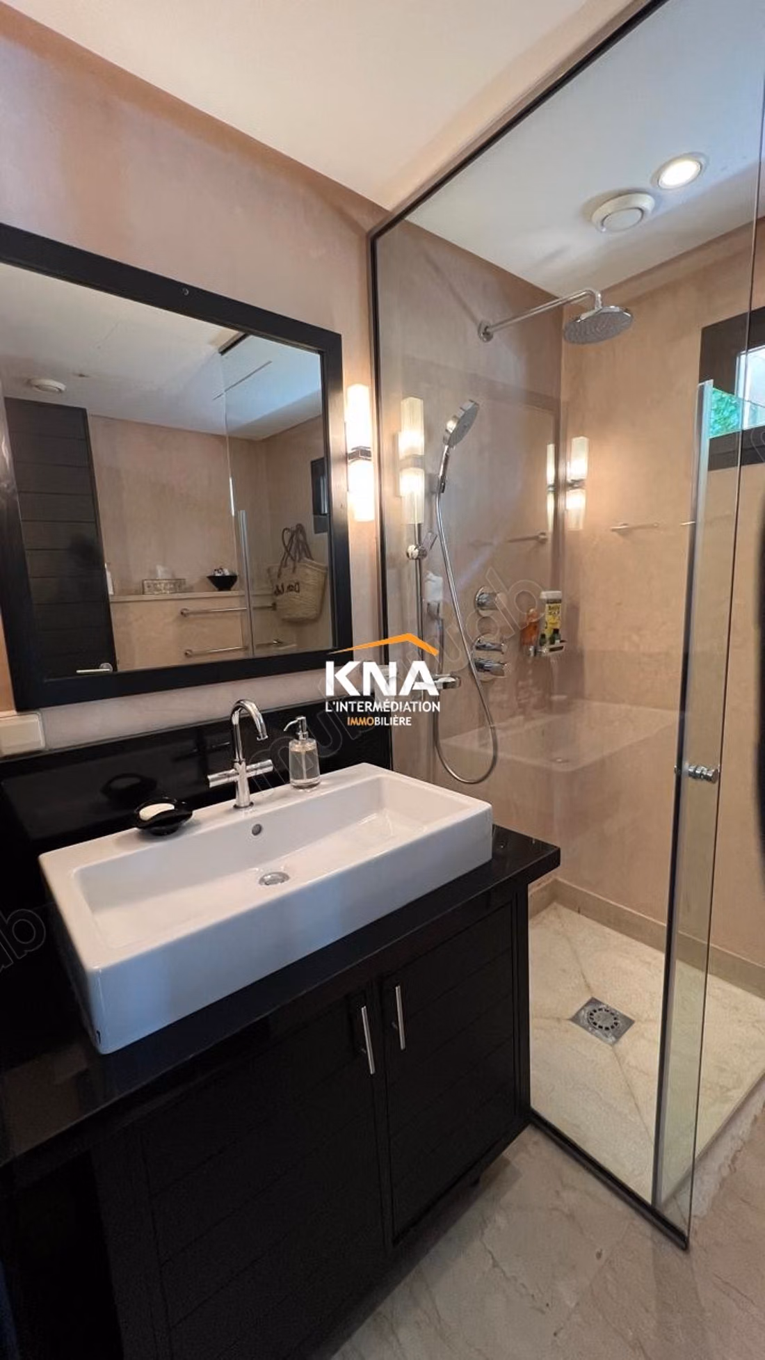 Very Beautiful Single-Storey Villa Located in Front of a Golf Course Within a Secure Complex