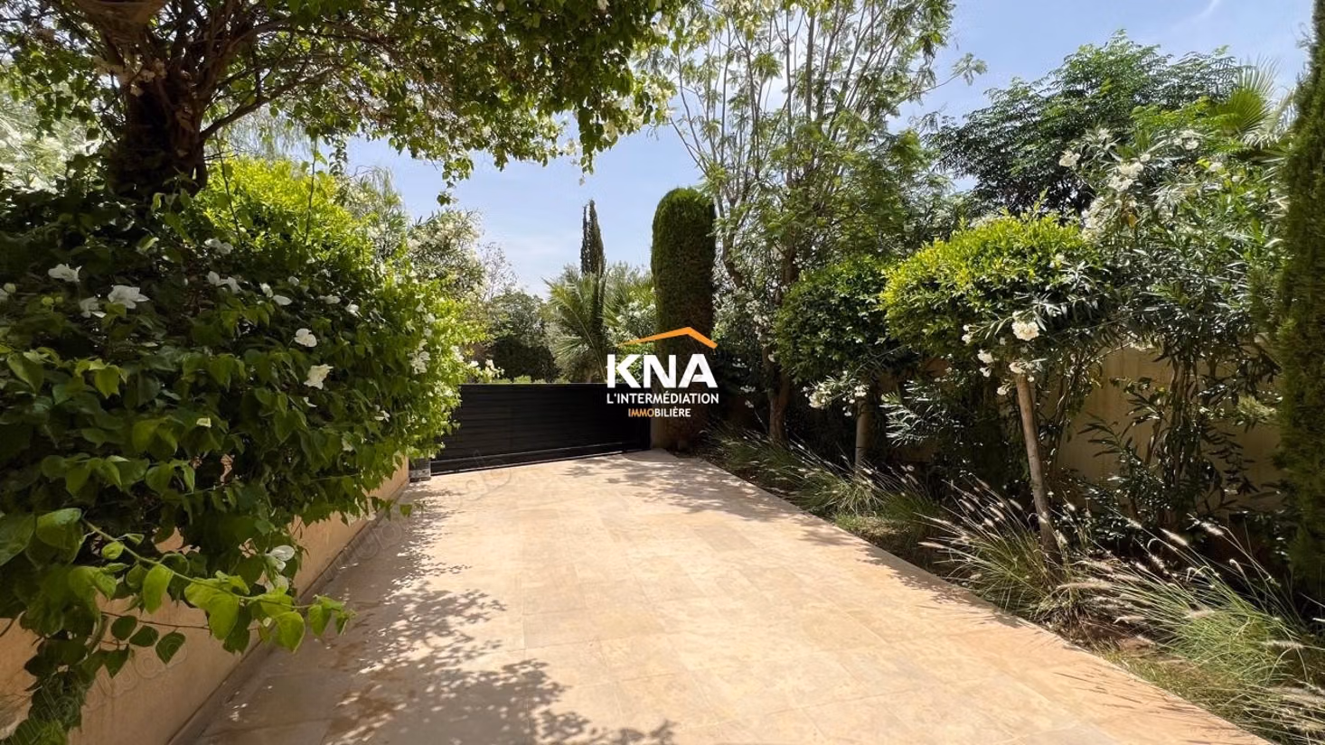 Very Beautiful Single-Storey Villa Located in Front of a Golf Course Within a Secure Complex