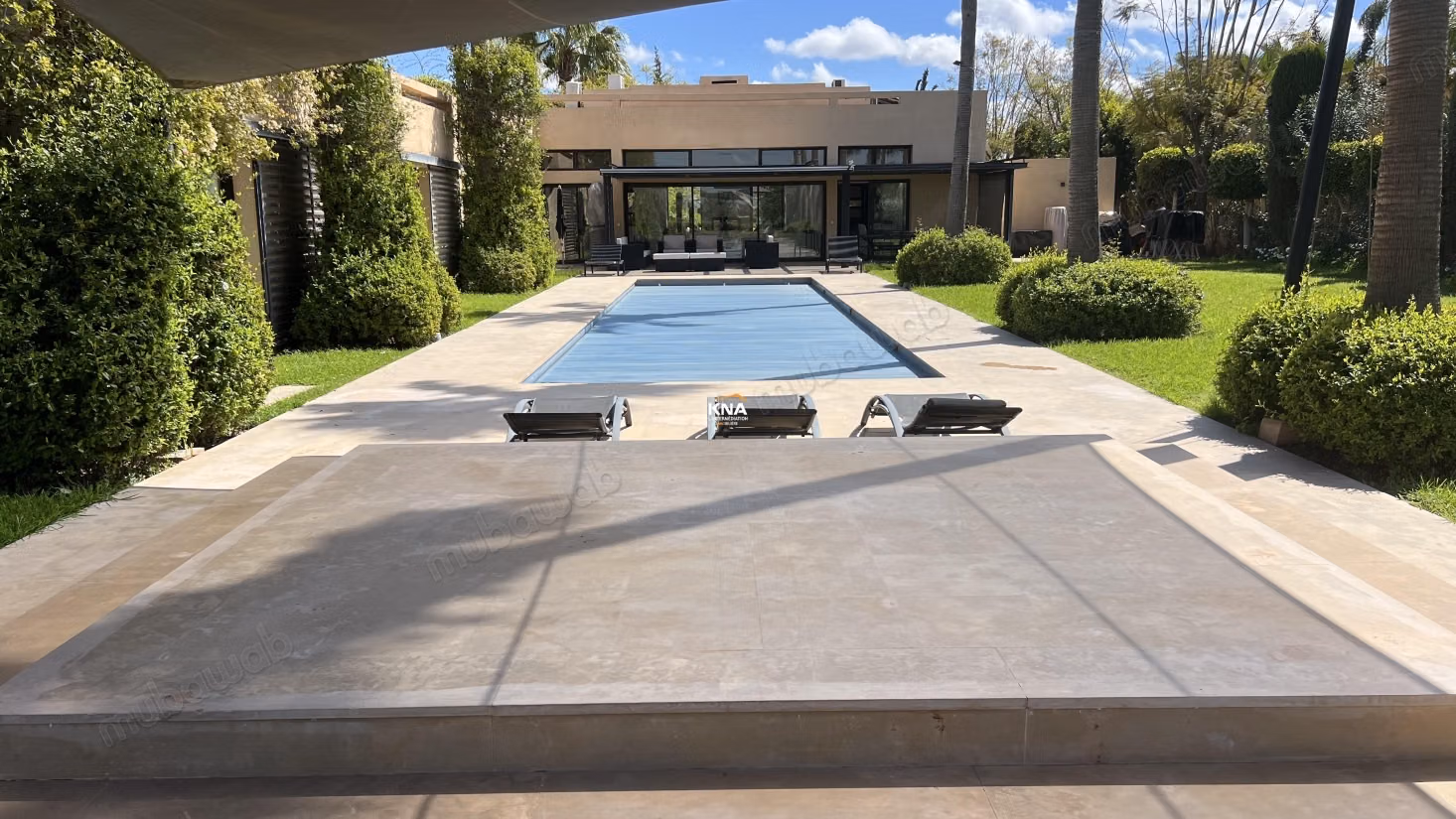 Very Beautiful Single-Storey Villa Located in Front of a Golf Course Within a Secure Complex