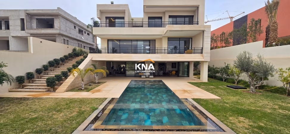 Bella villa moderna en una residencia golfística segura
