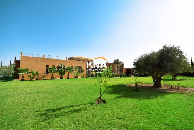 Bella villa de estilo contemporáneo en un hermoso parque con 100-120 olivos
