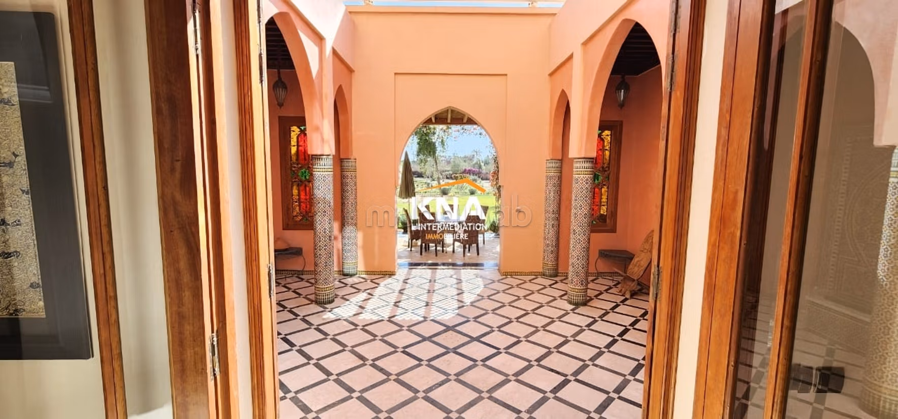 Elegant mixed-style villa with a superb view of the Atlas Mountains