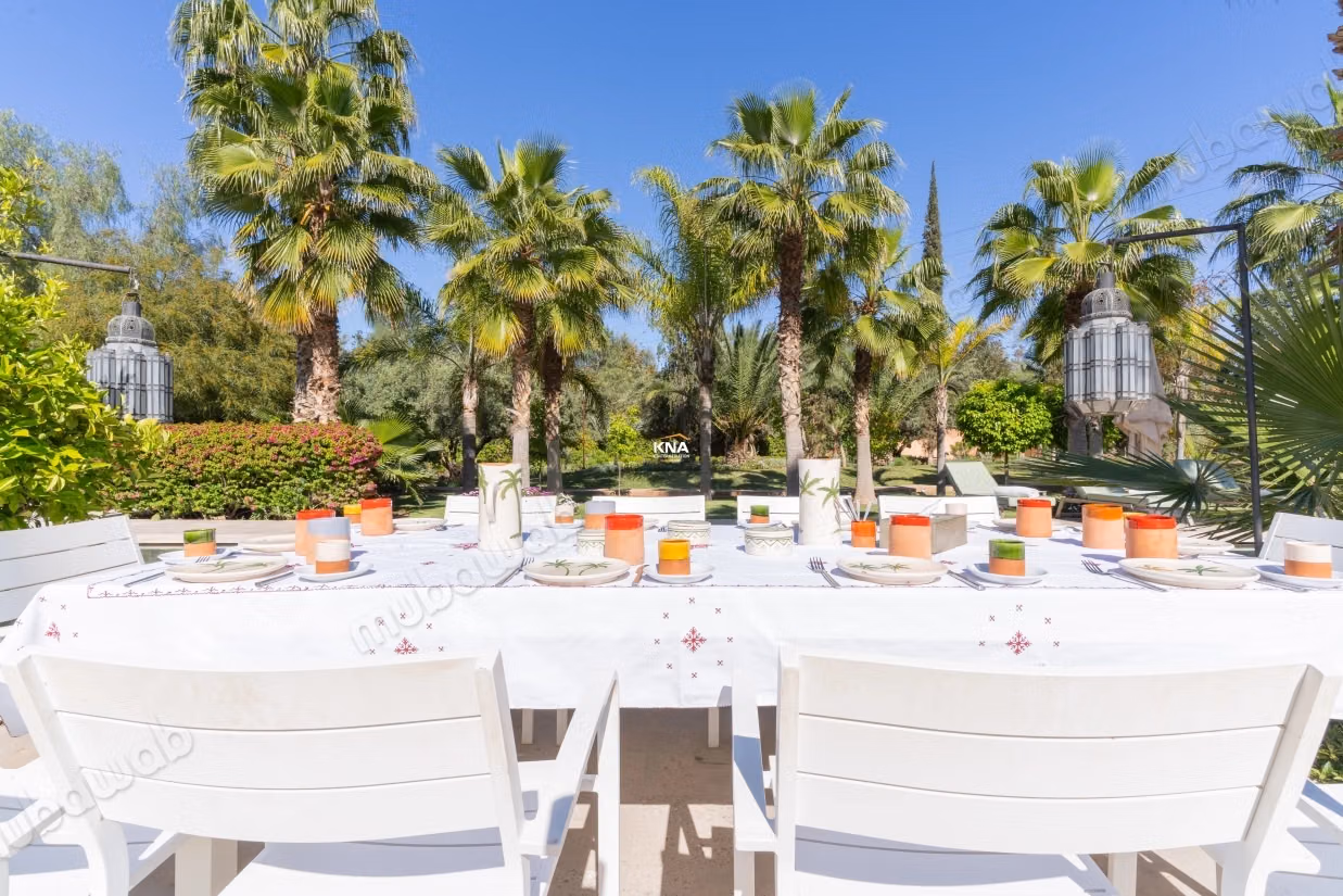 Sumptuous high-end villa in the heart of a lush and wooded park with fountains, orchard, organic vegetable garden