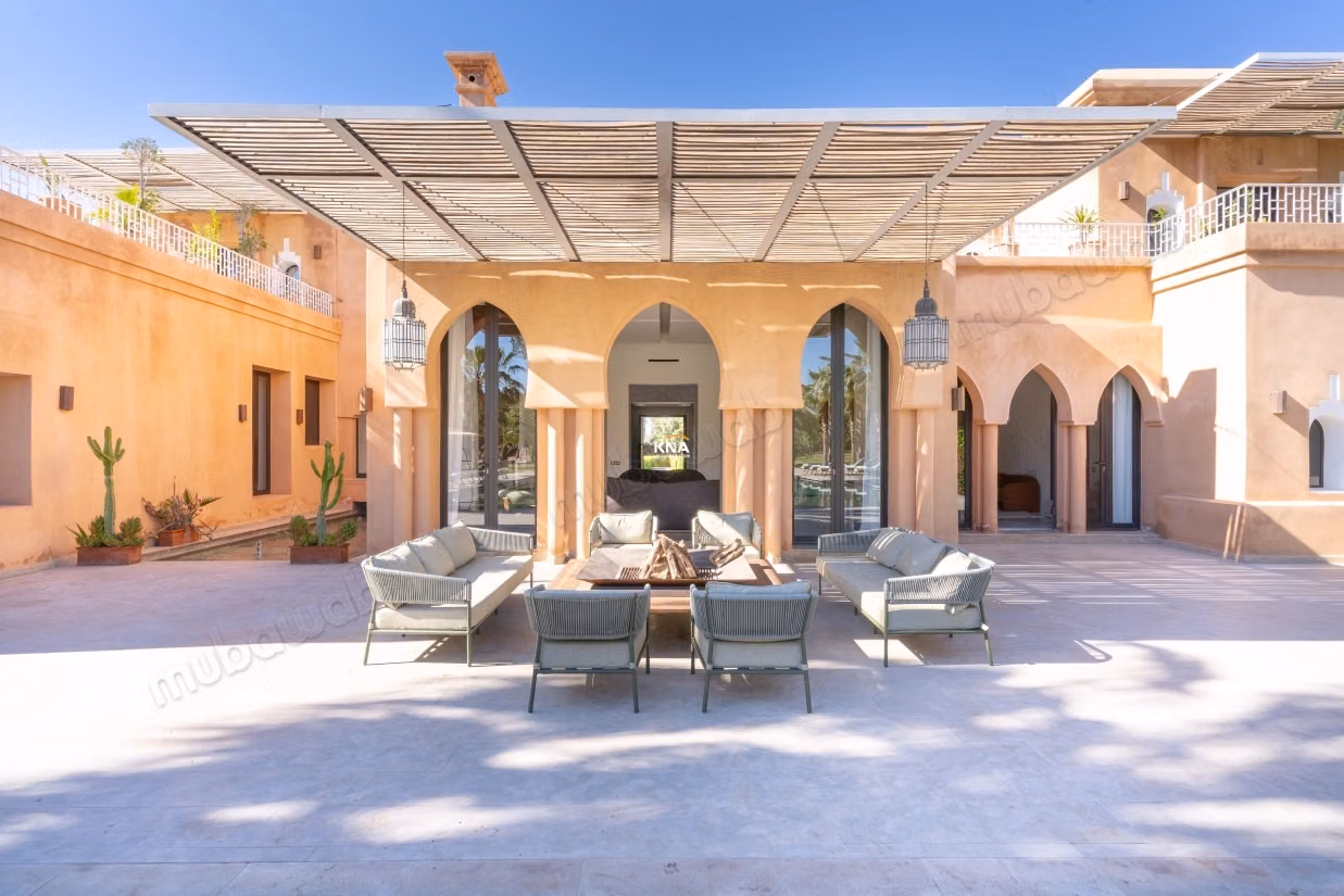 Sumptuous high-end villa in the heart of a lush and wooded park with fountains, orchard, organic vegetable garden