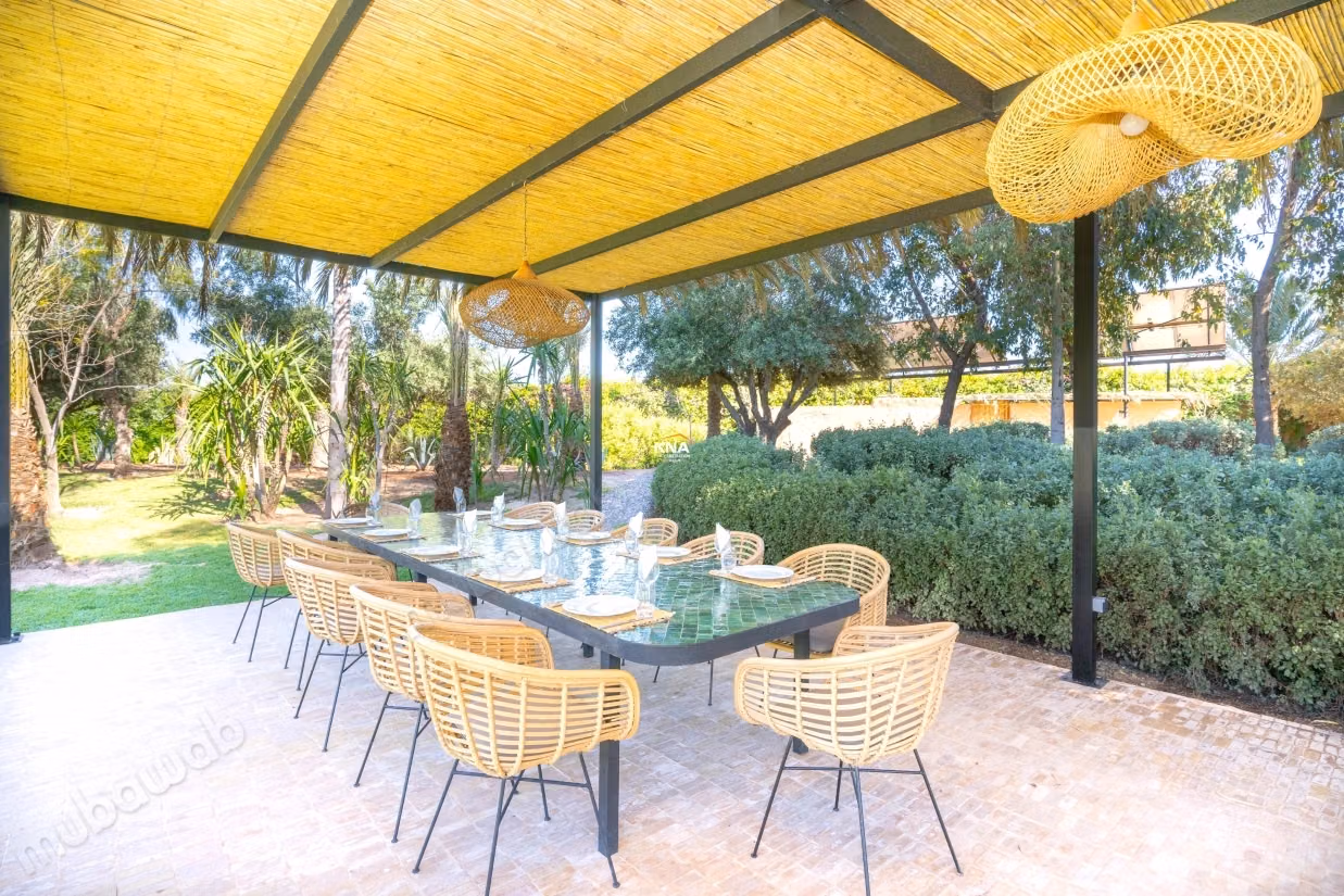 Sumptuous high-end villa in the heart of a lush and wooded park with fountains, orchard, organic vegetable garden