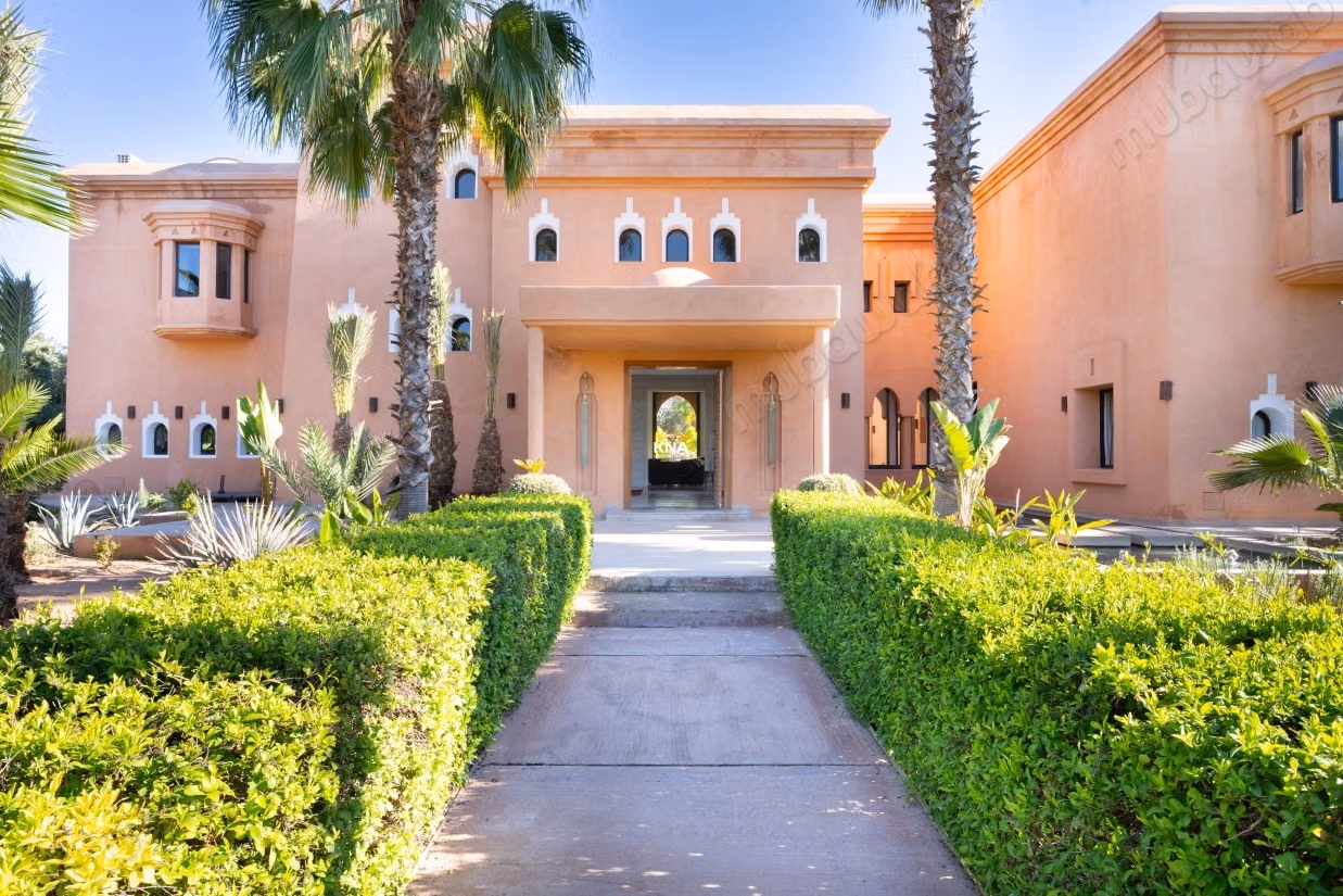 Sumptuous high-end villa in the heart of a lush and wooded park with fountains, orchard, organic vegetable garden