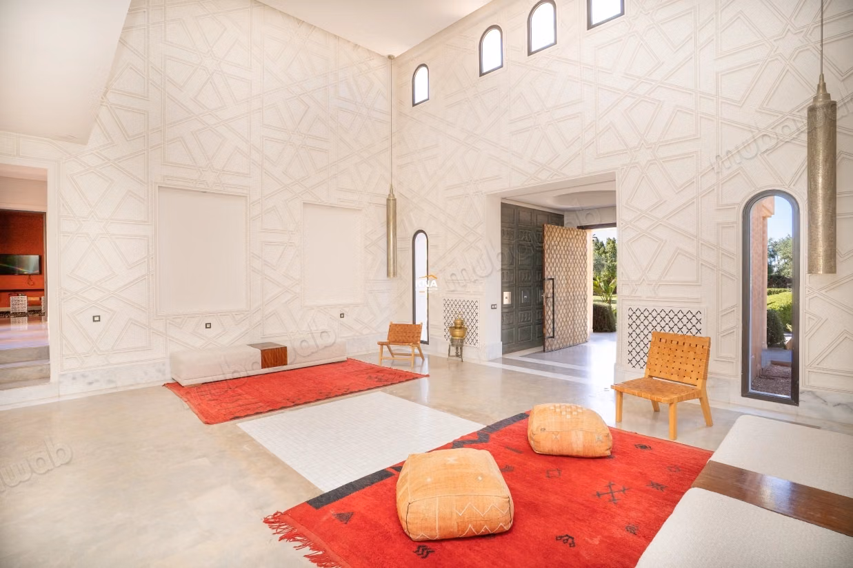 Sumptuous high-end villa in the heart of a lush and wooded park with fountains, orchard, organic vegetable garden