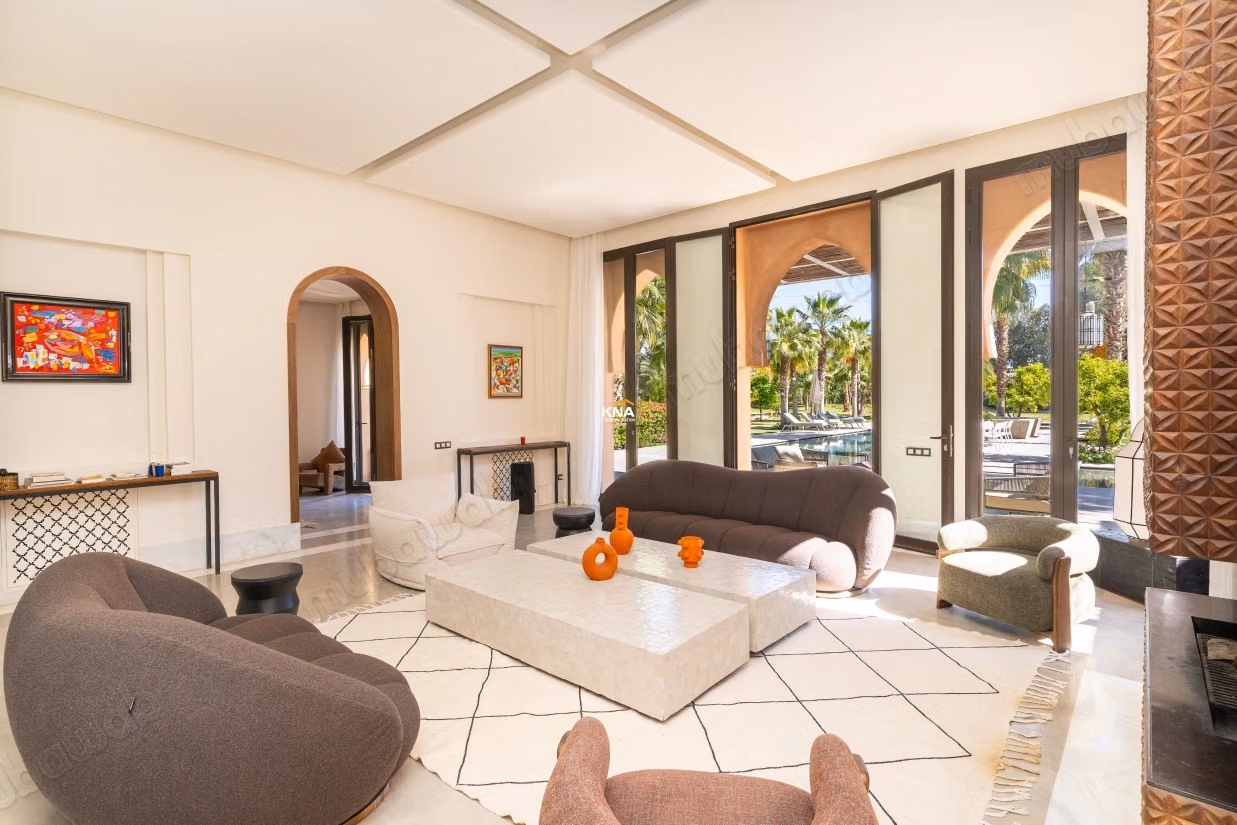 Sumptuous high-end villa in the heart of a lush and wooded park with fountains, orchard, organic vegetable garden