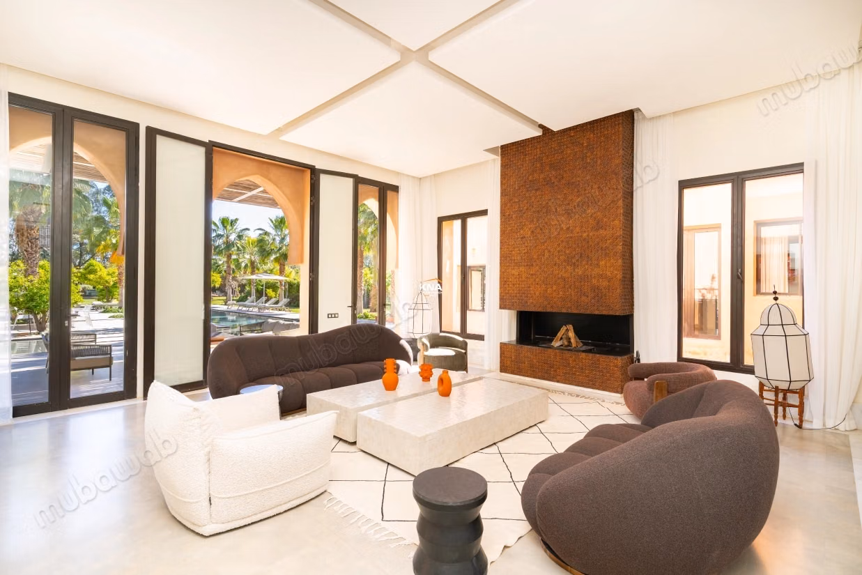 Sumptuous high-end villa in the heart of a lush and wooded park with fountains, orchard, organic vegetable garden