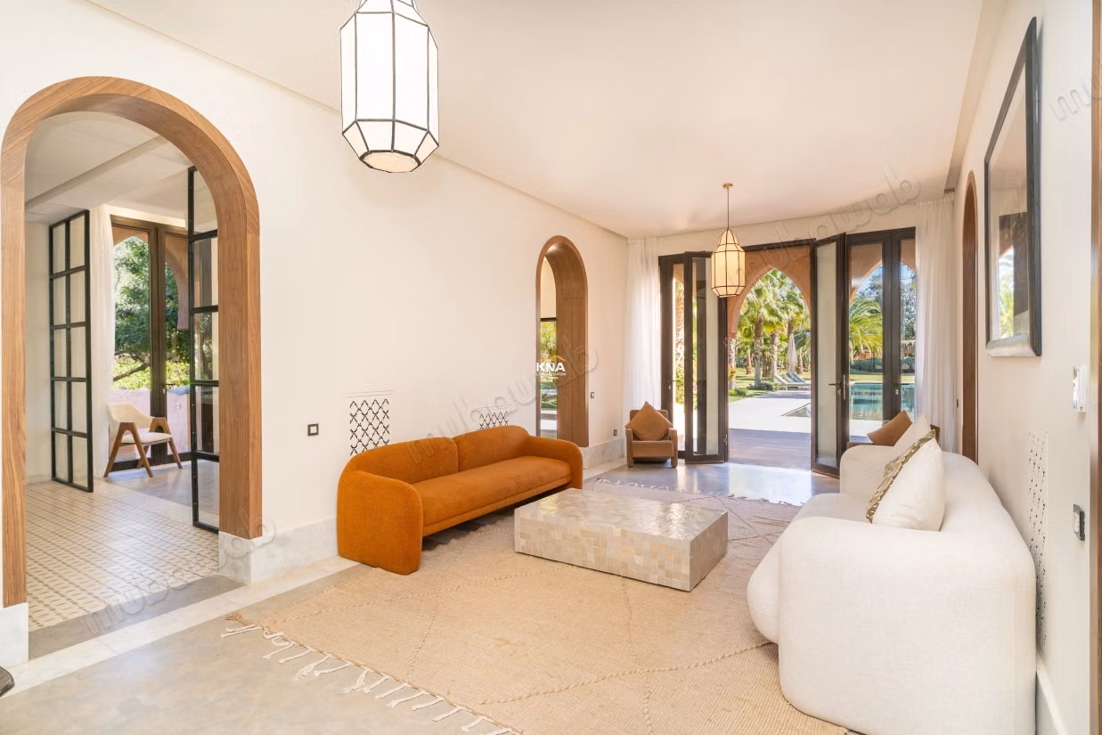 Sumptuous high-end villa in the heart of a lush and wooded park with fountains, orchard, organic vegetable garden