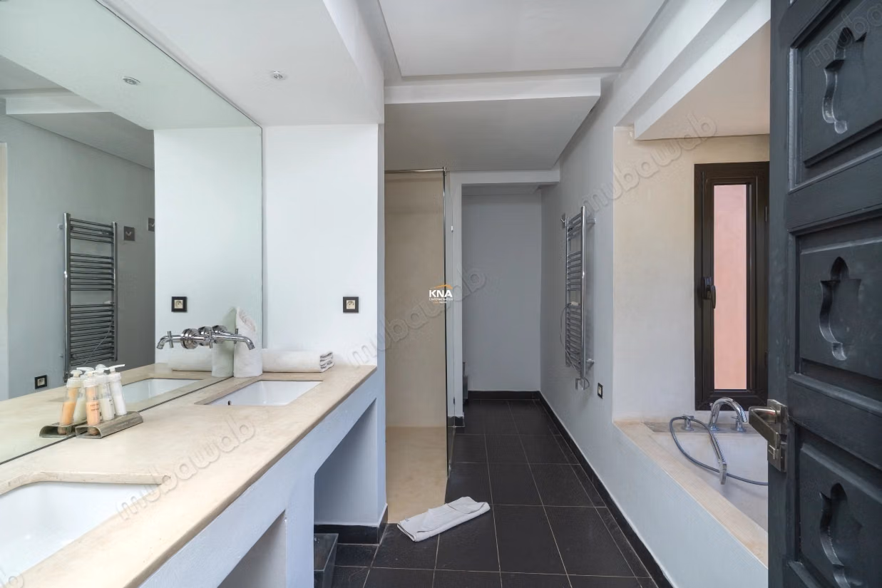 Sumptuous high-end villa in the heart of a lush and wooded park with fountains, orchard, organic vegetable garden
