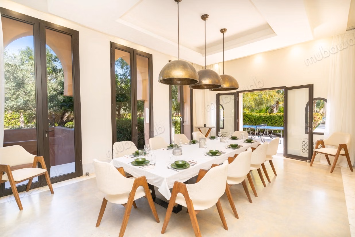 Sumptuous high-end villa in the heart of a lush and wooded park with fountains, orchard, organic vegetable garden