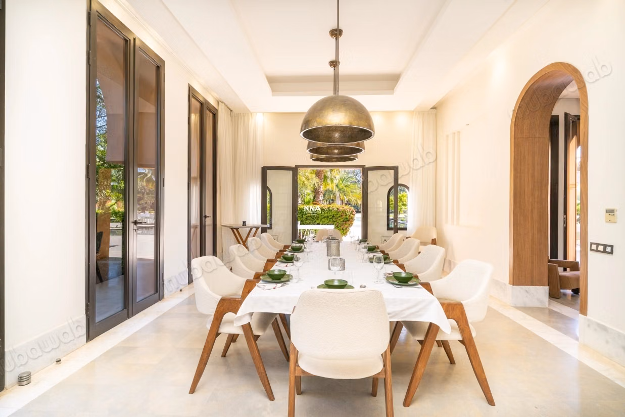 Sumptuous high-end villa in the heart of a lush and wooded park with fountains, orchard, organic vegetable garden