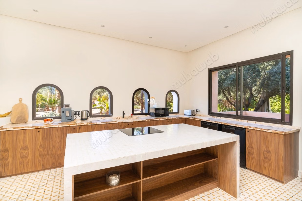Sumptuous high-end villa in the heart of a lush and wooded park with fountains, orchard, organic vegetable garden
