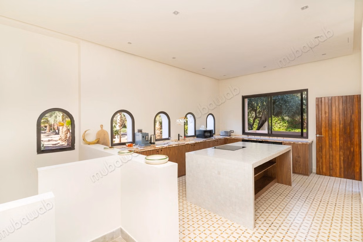 Sumptuous high-end villa in the heart of a lush and wooded park with fountains, orchard, organic vegetable garden