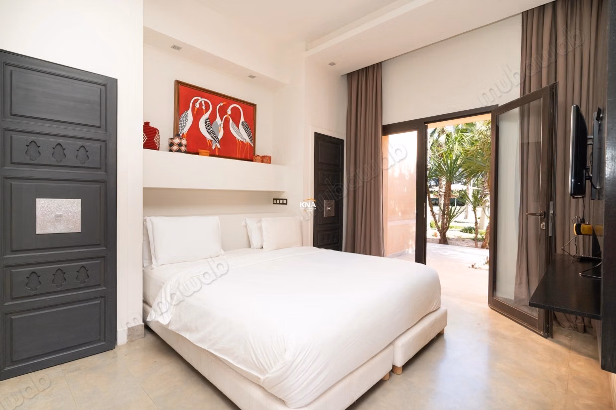 Sumptuous high-end villa in the heart of a lush and wooded park with fountains, orchard, organic vegetable garden