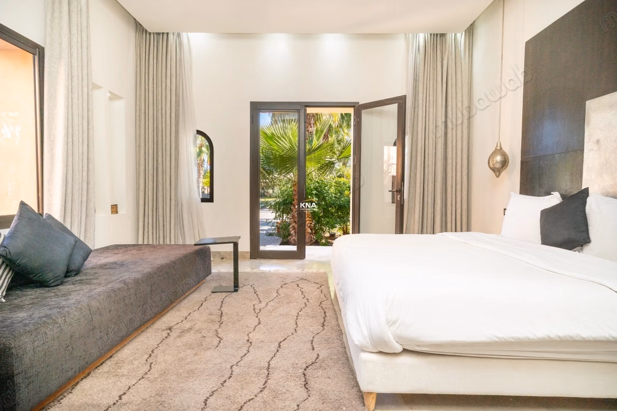 Sumptuous high-end villa in the heart of a lush and wooded park with fountains, orchard, organic vegetable garden