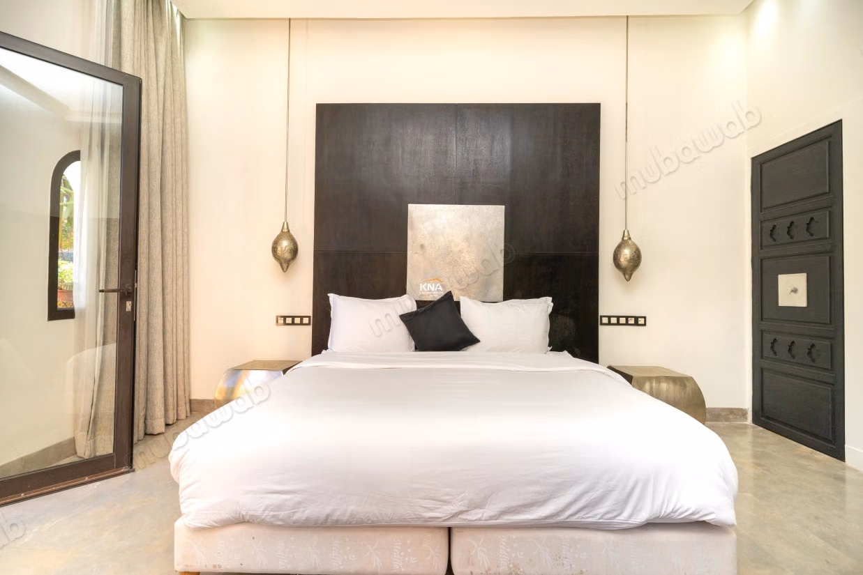 Sumptuous high-end villa in the heart of a lush and wooded park with fountains, orchard, organic vegetable garden