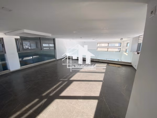 Immeuble R3 de 2750m² aux Lac 3