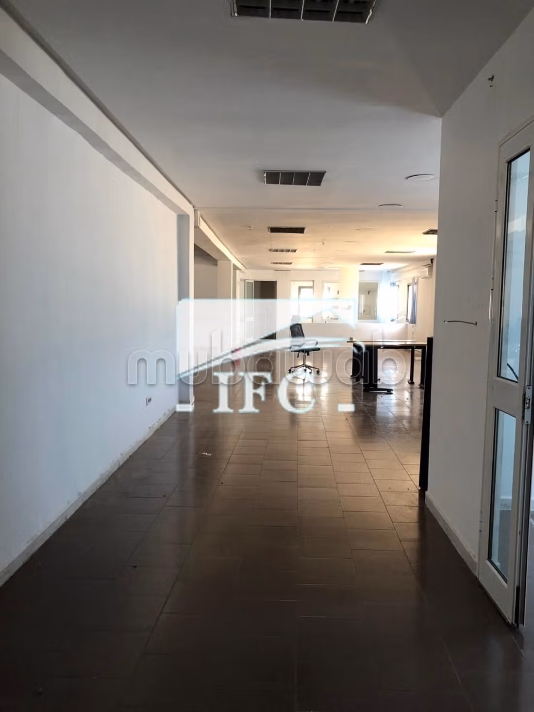 Bureau en 8 espaces 330m² charguia 2 IFCC173