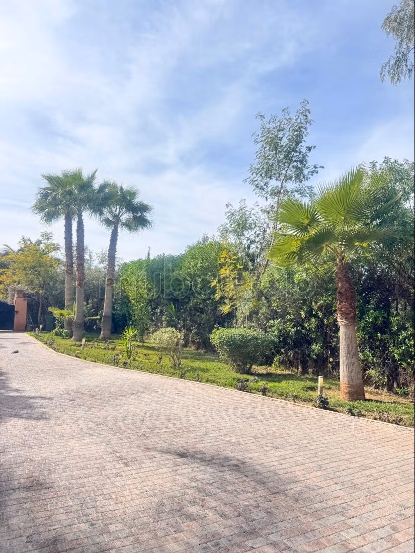 Vente villa de luxe à Route de Ouarzazate. 5 chambres confortables. Meublé