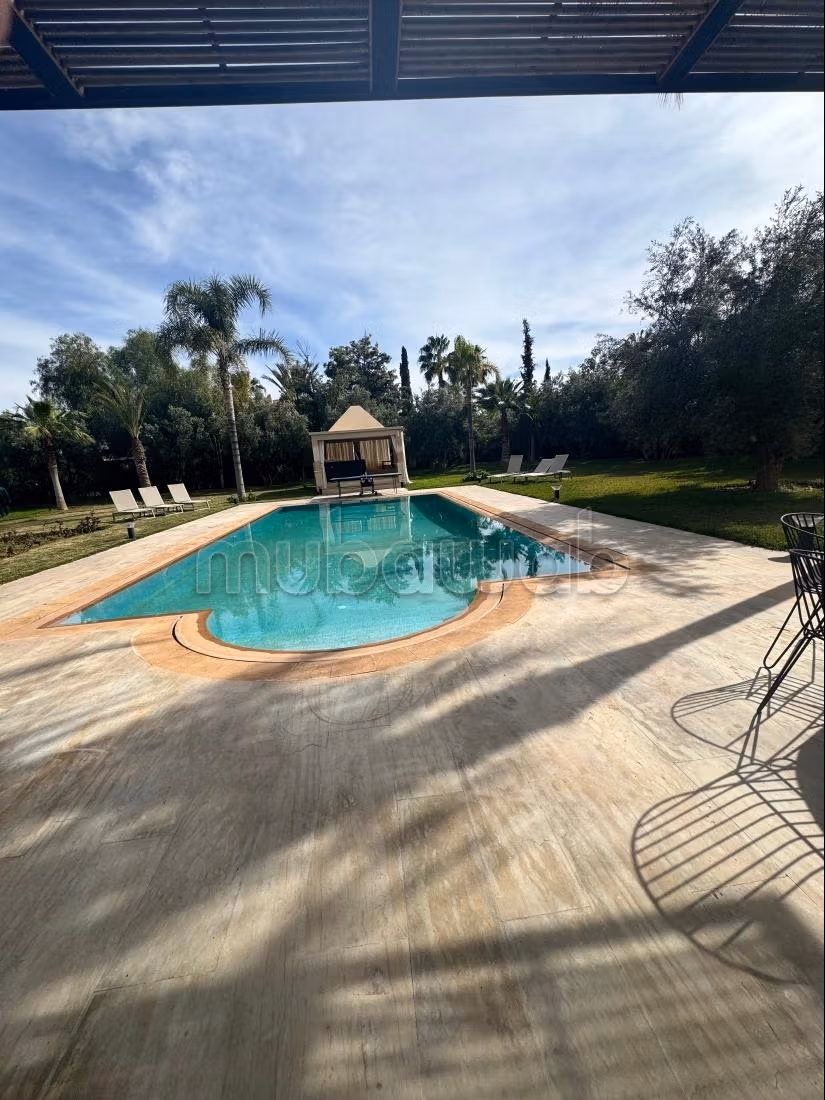 Vente villa de luxe à Route de Ouarzazate. 5 chambres confortables. Meublé