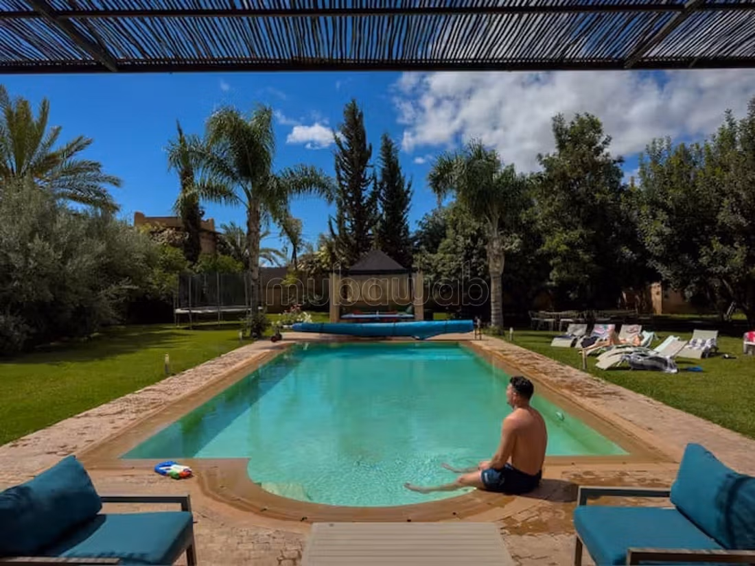 Vente villa de luxe à Route de Ouarzazate. 5 chambres confortables. Meublé