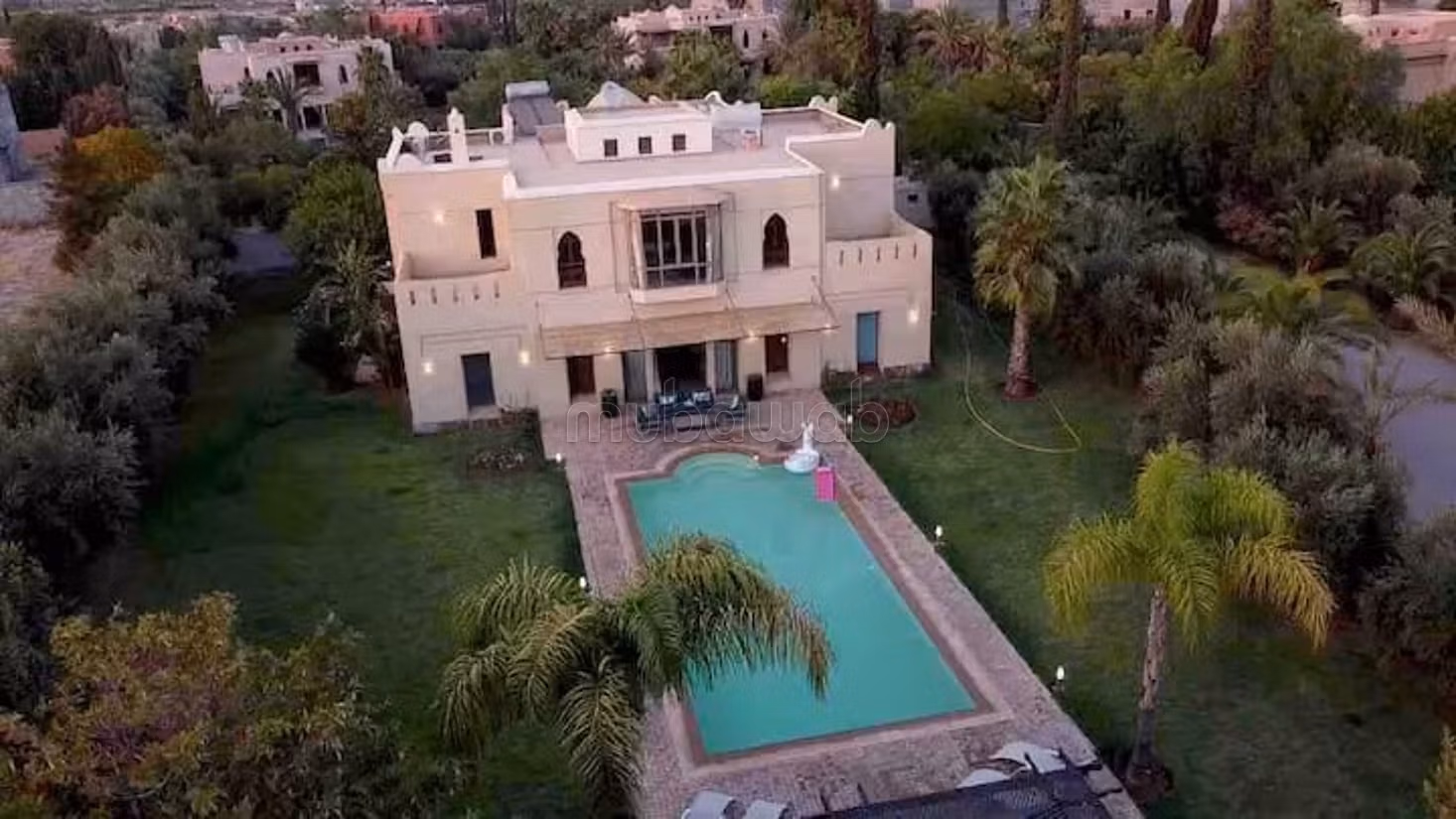Vente villa de luxe à Route de Ouarzazate. 5 chambres confortables. Meublé