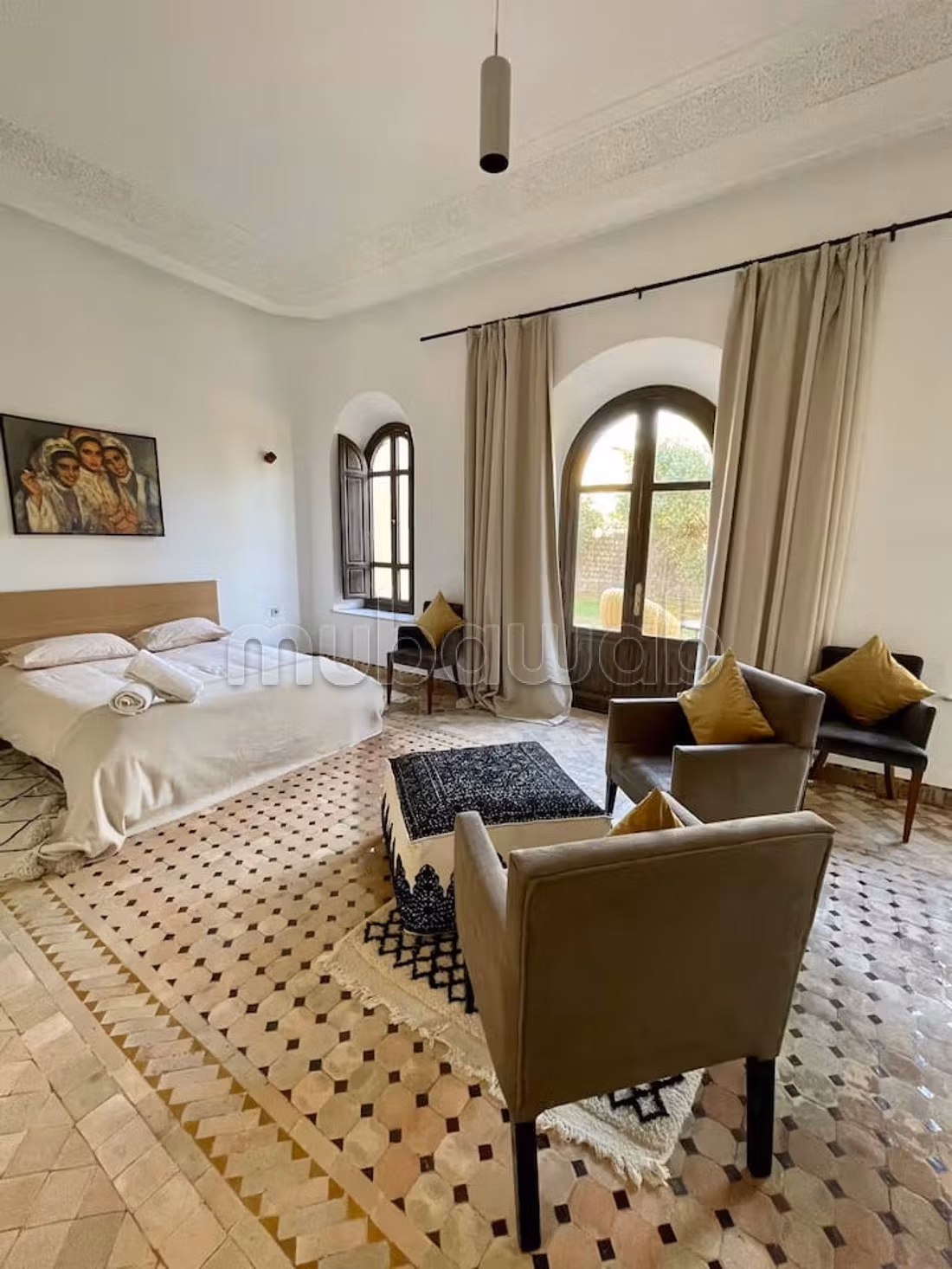 Vente villa de luxe à Route de Ouarzazate. 5 chambres confortables. Meublé