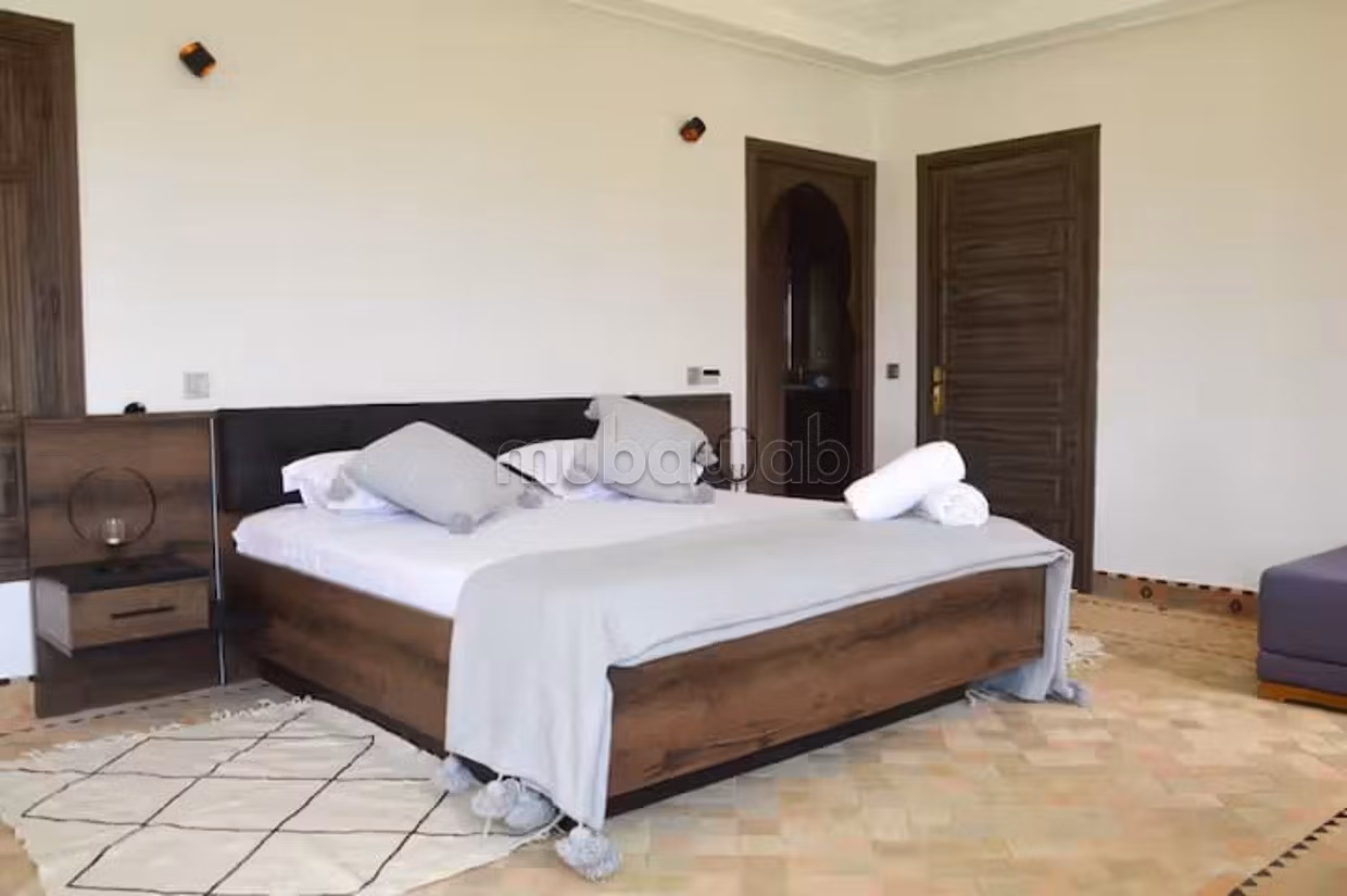 Vente villa de luxe à Route de Ouarzazate. 5 chambres confortables. Meublé
