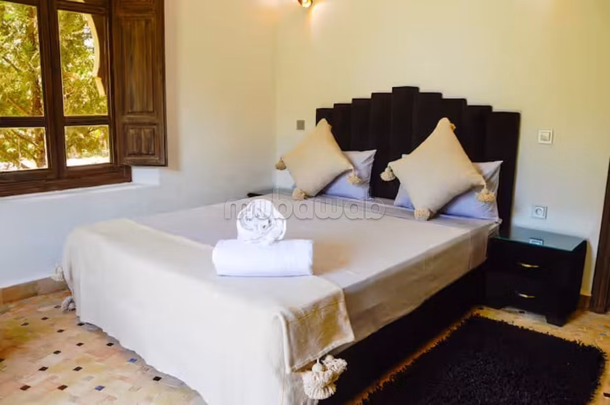 Vente villa de luxe à Route de Ouarzazate. 5 chambres confortables. Meublé