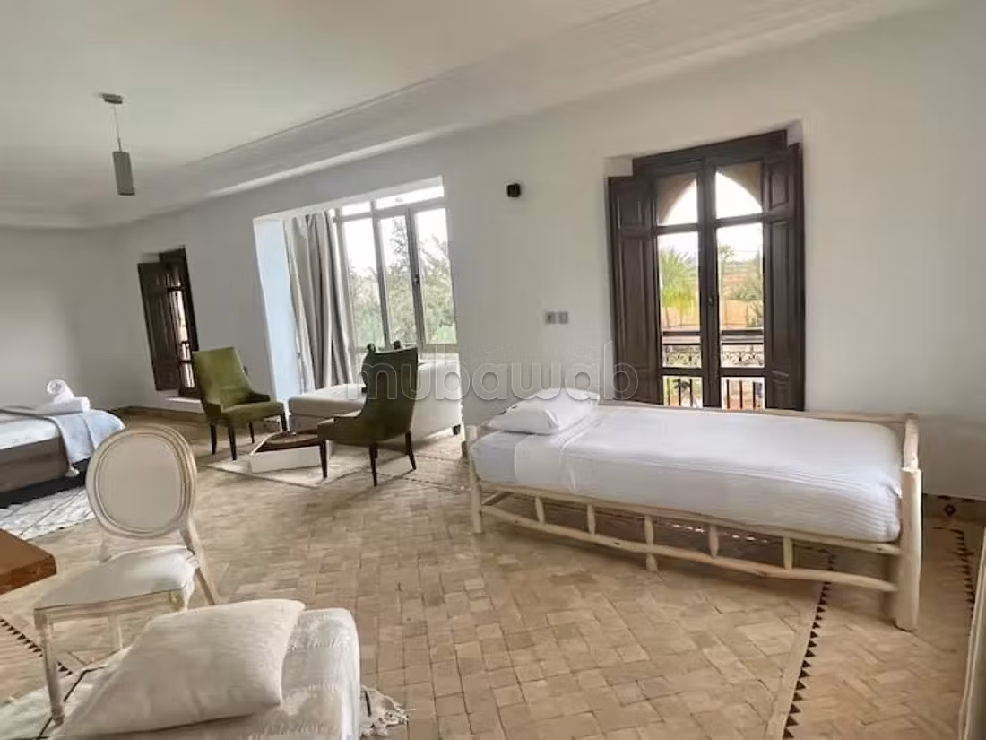 Vente villa de luxe à Route de Ouarzazate. 5 chambres confortables. Meublé
