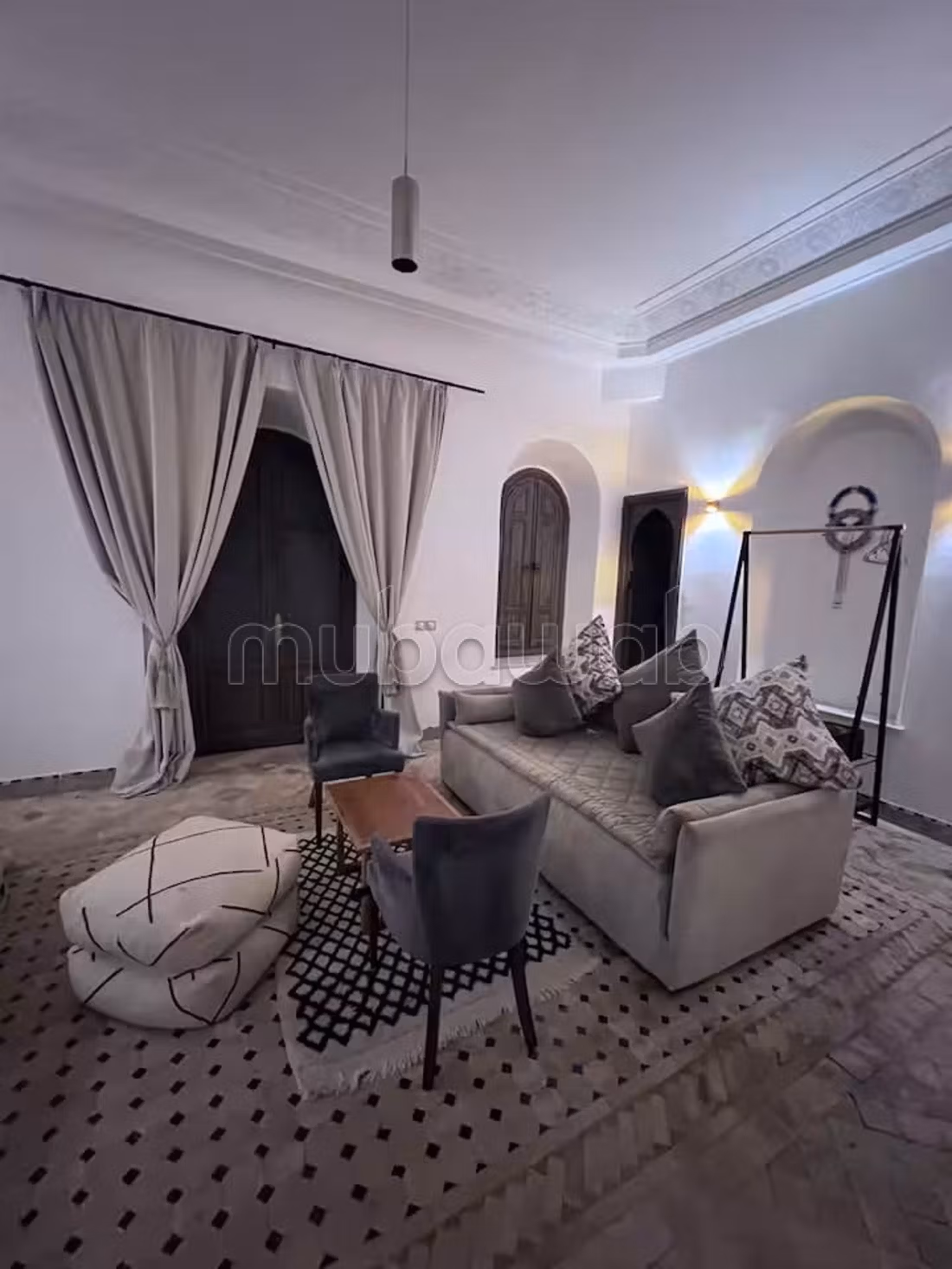Vente villa de luxe à Route de Ouarzazate. 5 chambres confortables. Meublé