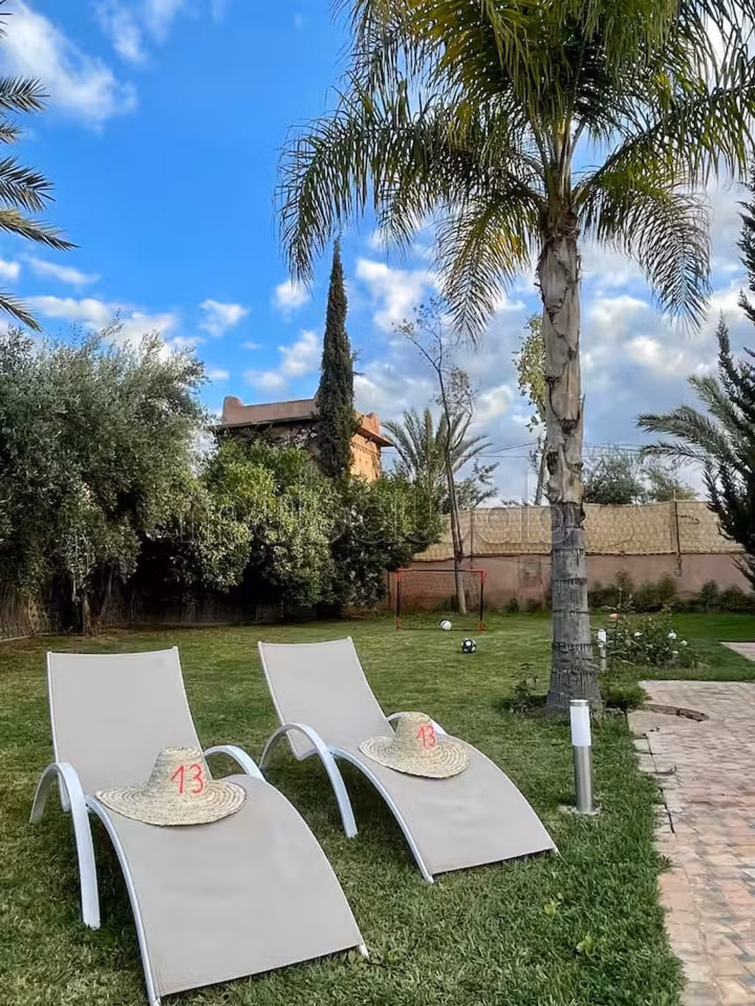 Vente villa de luxe à Route de Ouarzazate. 5 chambres confortables. Meublé