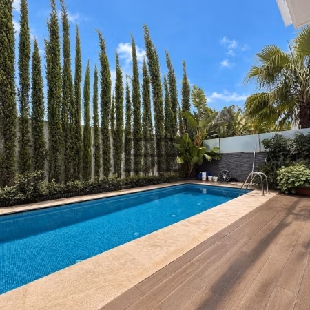 Magnifique villa à vendre à Ville Verte. 4 chambres agréables. Piscine, climatisation