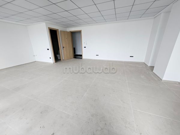 Oficinas en alquiler en Les Hôpitaux. Superficie total 100 m². Terraza y ascensor