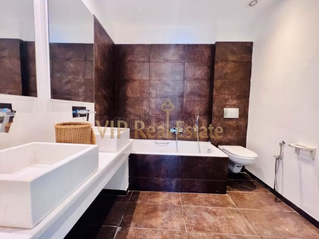 À Vendre – Triplex de Haut Standing avec Piscine P