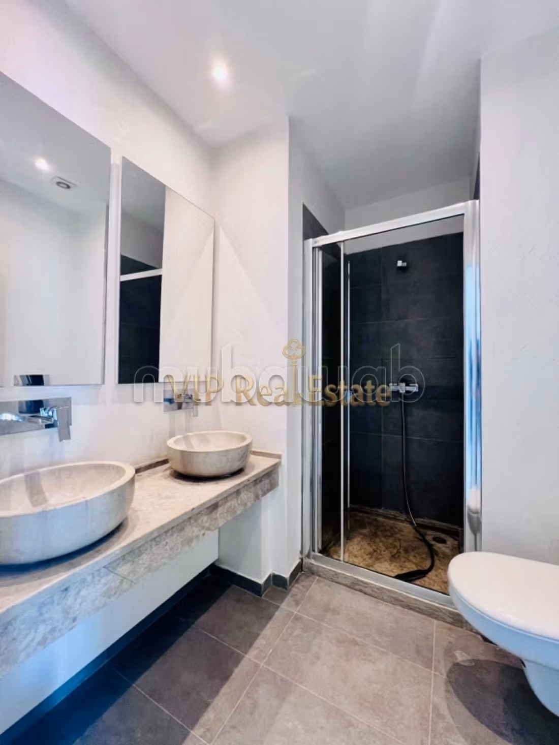 À Vendre – Triplex de Haut Standing avec Piscine P