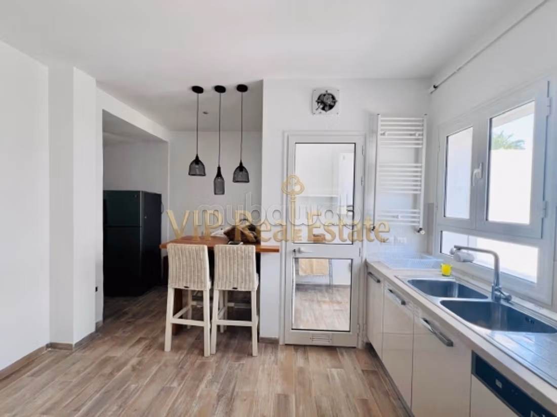 À Vendre – Triplex de Haut Standing avec Piscine P