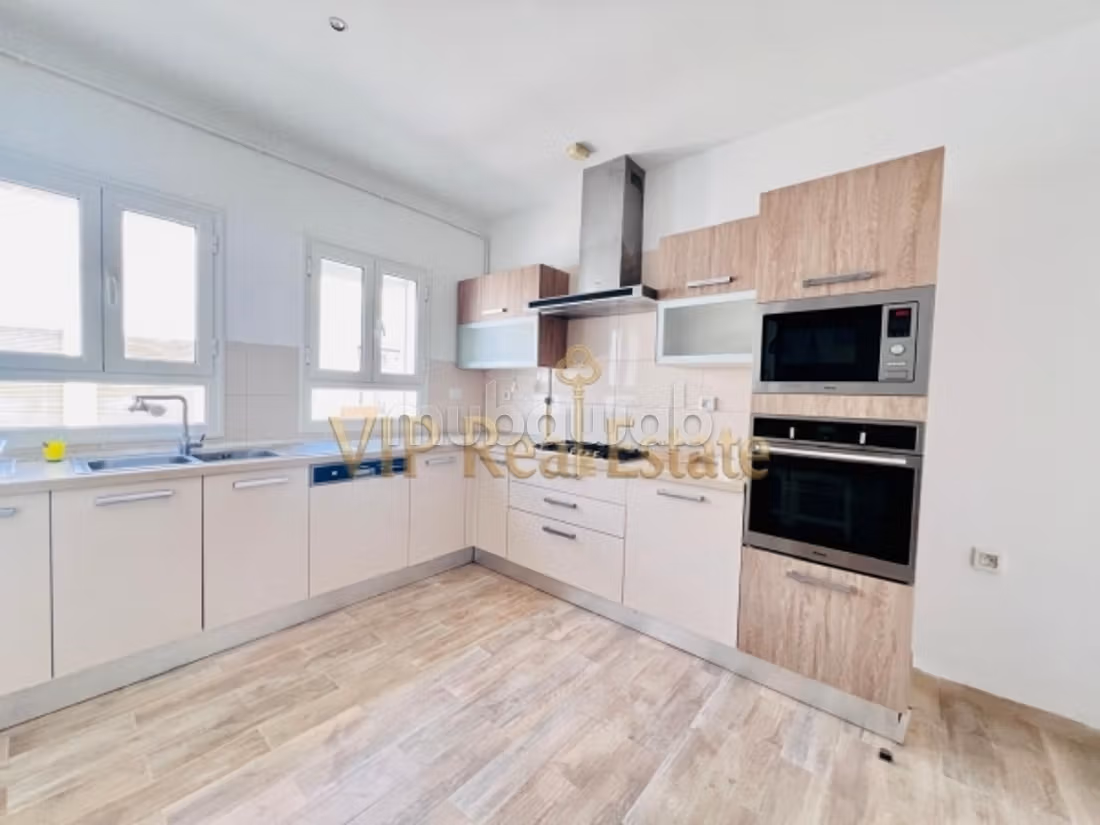 À Vendre – Triplex de Haut Standing avec Piscine P